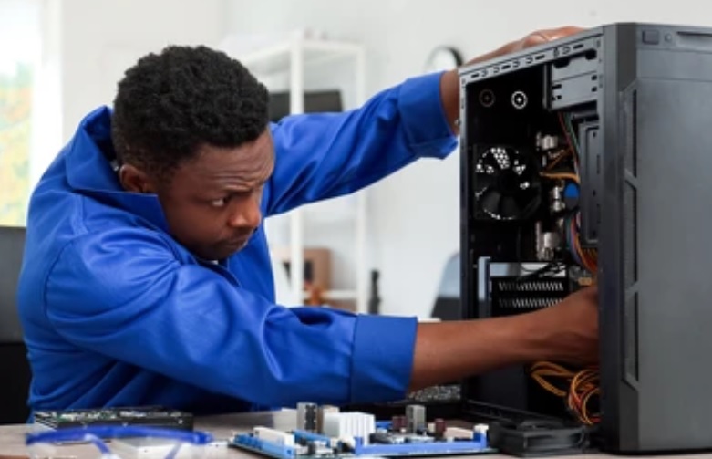 Expert informatique en réunion de conseil avec un dirigeant d'entreprise pour un audit de son infrastructure IT