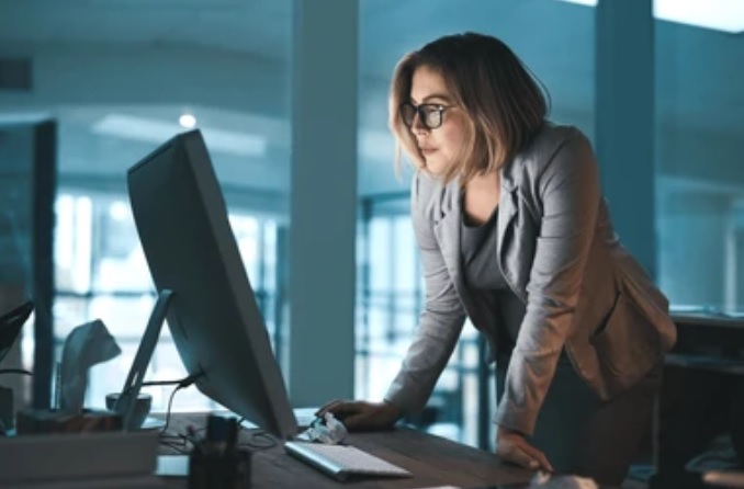 Environnement de travail professionnel avec station de travail technique HP ZSeries et écrans doubles dans un bureau d'ingénierie