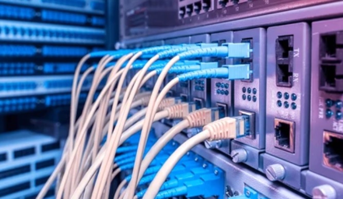 Baie de brassage (ROE) et câbles fibres optiques organisés pour une installation professionnelle.