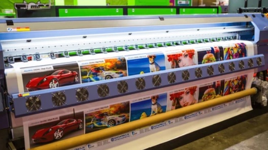 Traceur grand format imprimant un plan technique en haute définition pour un cabinet d'architecte.