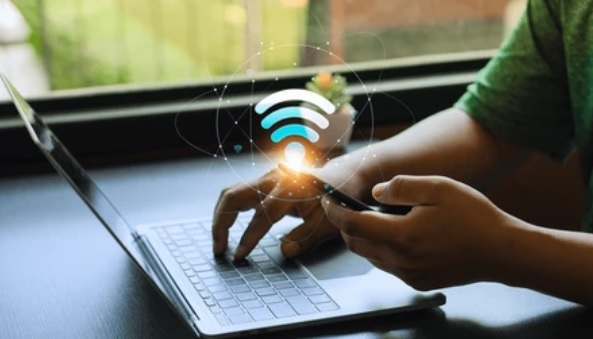 Client se connectant au hotspot WiFi via un portail captif personnalisé dans le hall d'un hôtel