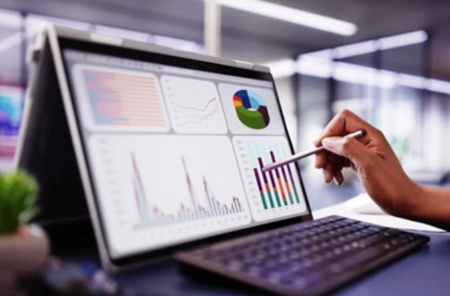 Cadre utilisant un ordinateur portable professionnel Lenovo ThinkPad en télétravail et dans un espace de coworking